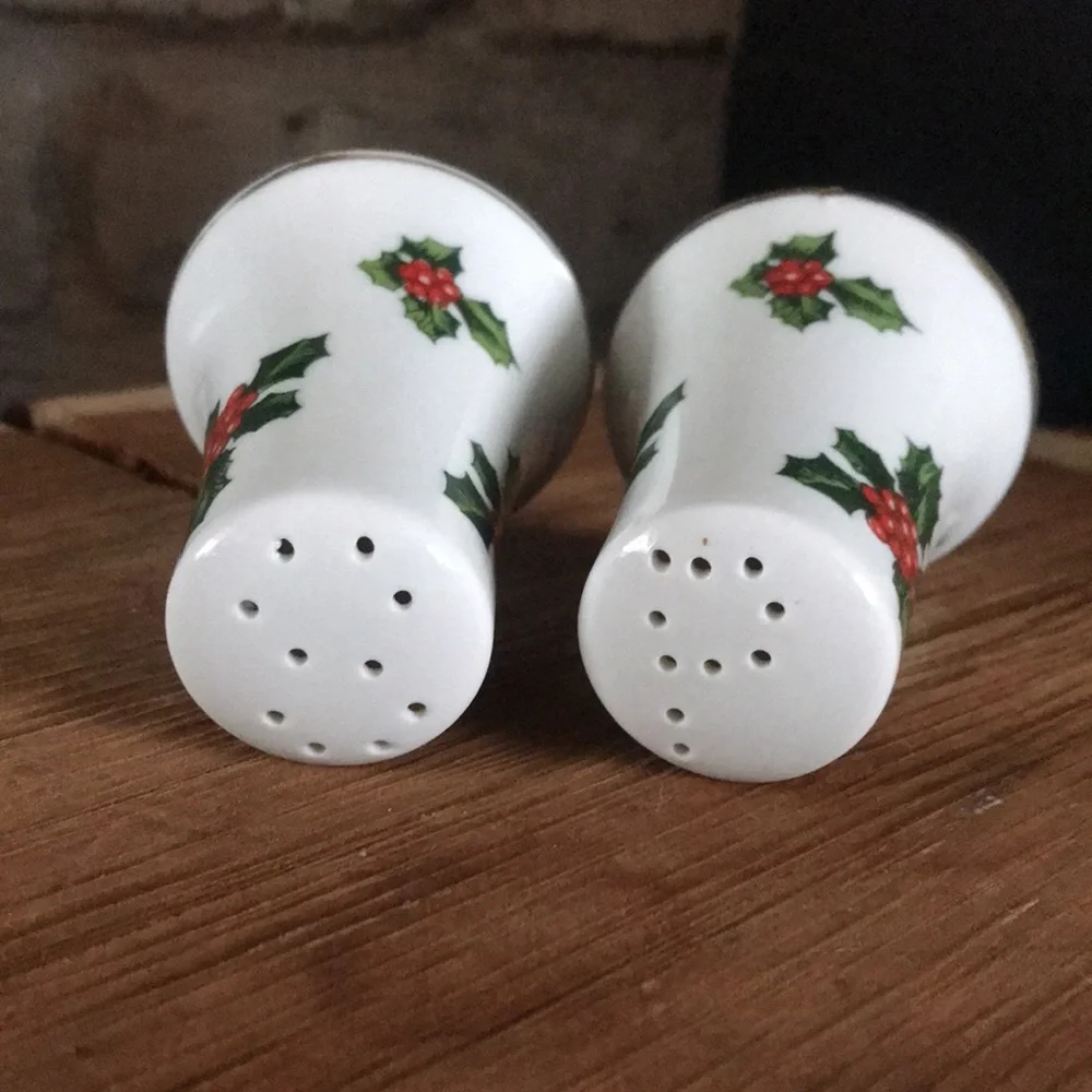 VTG Lefton Porcelain Handpainted Holiday Holly & Berries Salt and Pepper Shakers